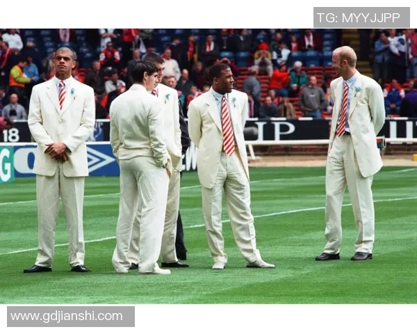 穿西装的足球球星：优雅与激情并存的赛场之外魅力展示