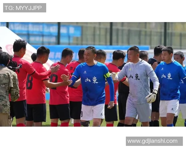 足球26号球星闪耀绿茵赛场引领球队逆转创造辉煌时刻