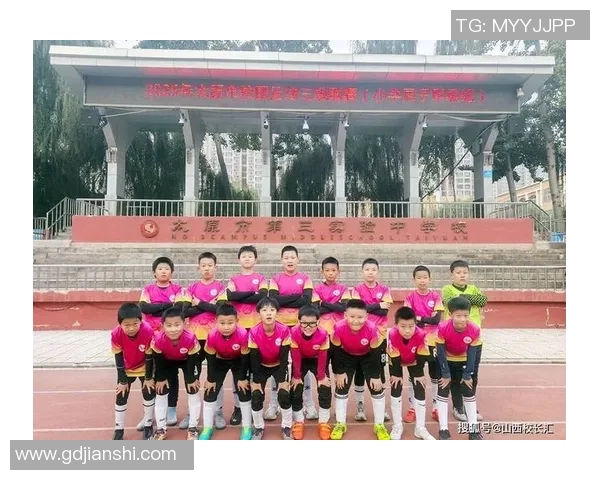 足球巨星汇聚一堂璀璨晚宴星光熠熠展现绿茵场外风采